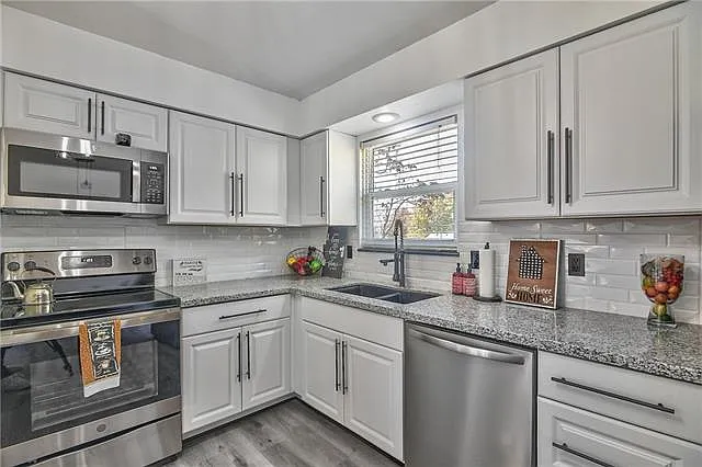 Kitchen — 307 N Cleveland Ave
