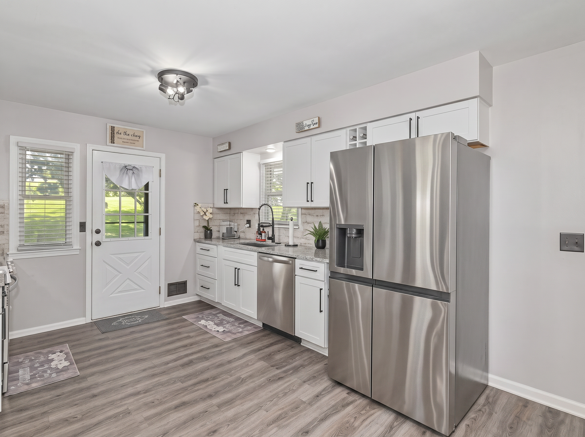 Kitchen & Stainless Appliances — 9332 Elm Ave