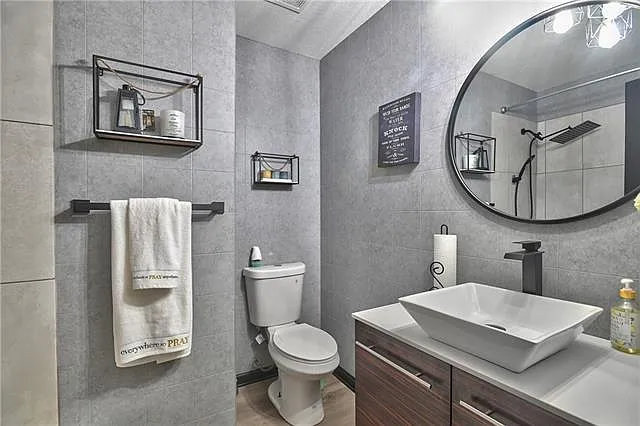 Full Bath — 307 N Cleveland Ave