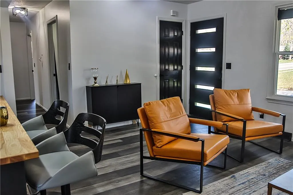 Entry & Sitting Area — 11500 Manchester Ave