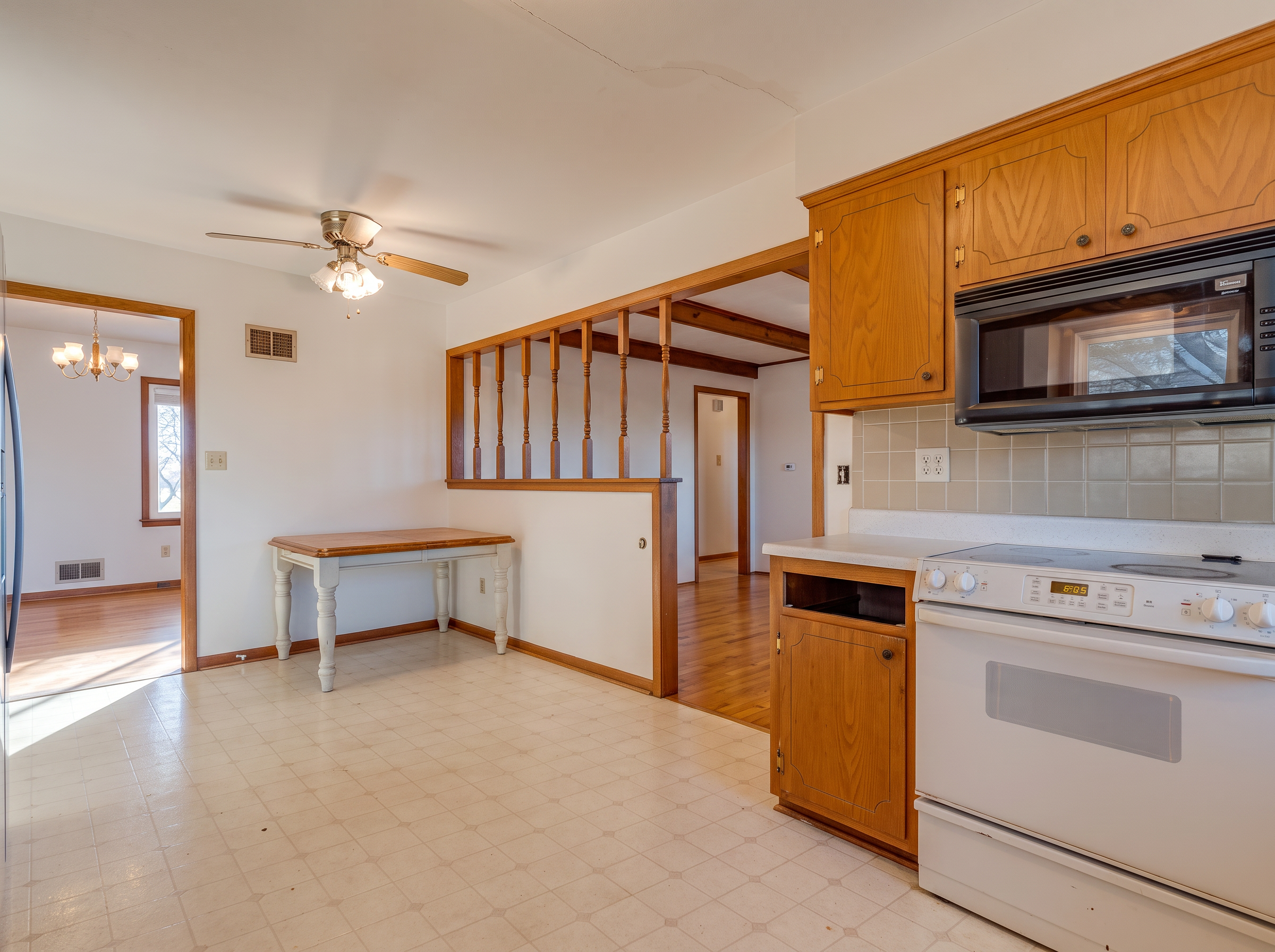 Kitchen & Appliances — 9332 Elm Ave