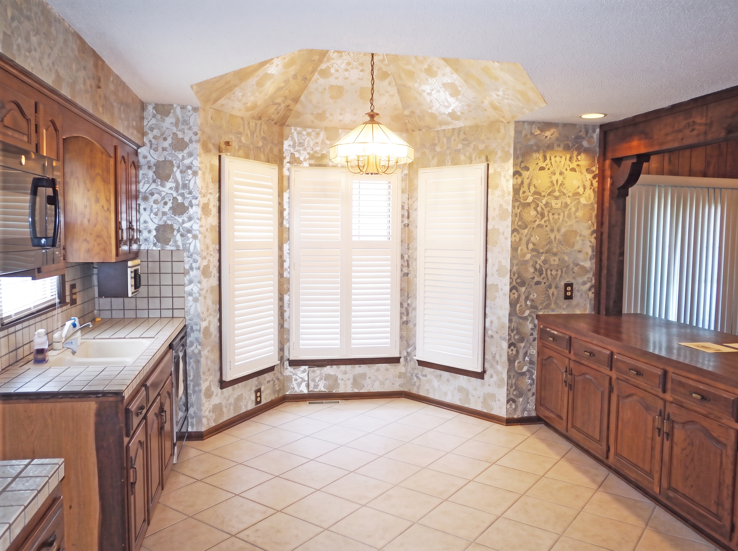 Kitchen & Breakfast Bay — 9013 Evanston Ct