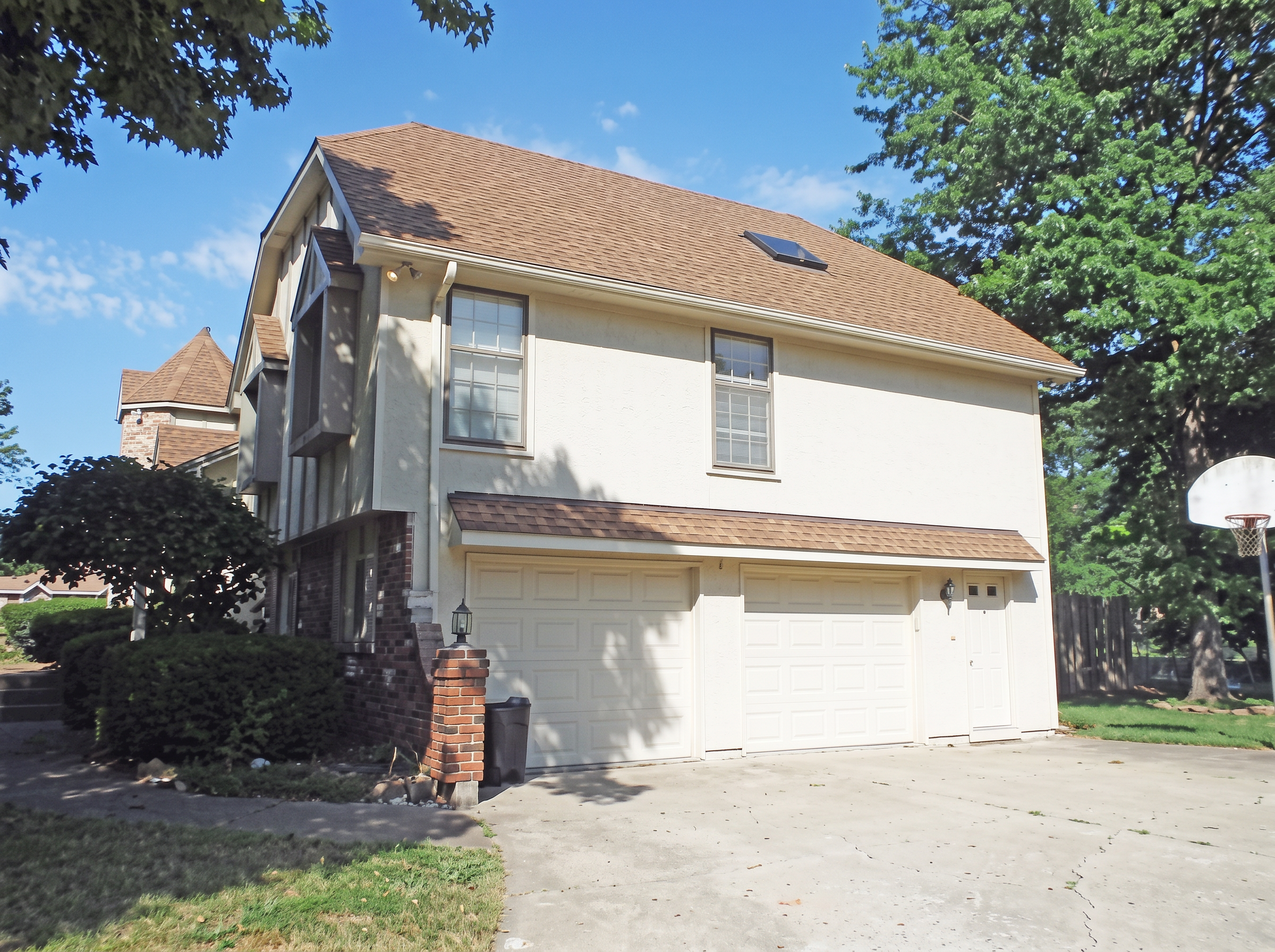 Entry & Approach — 9013 Evanston Ct