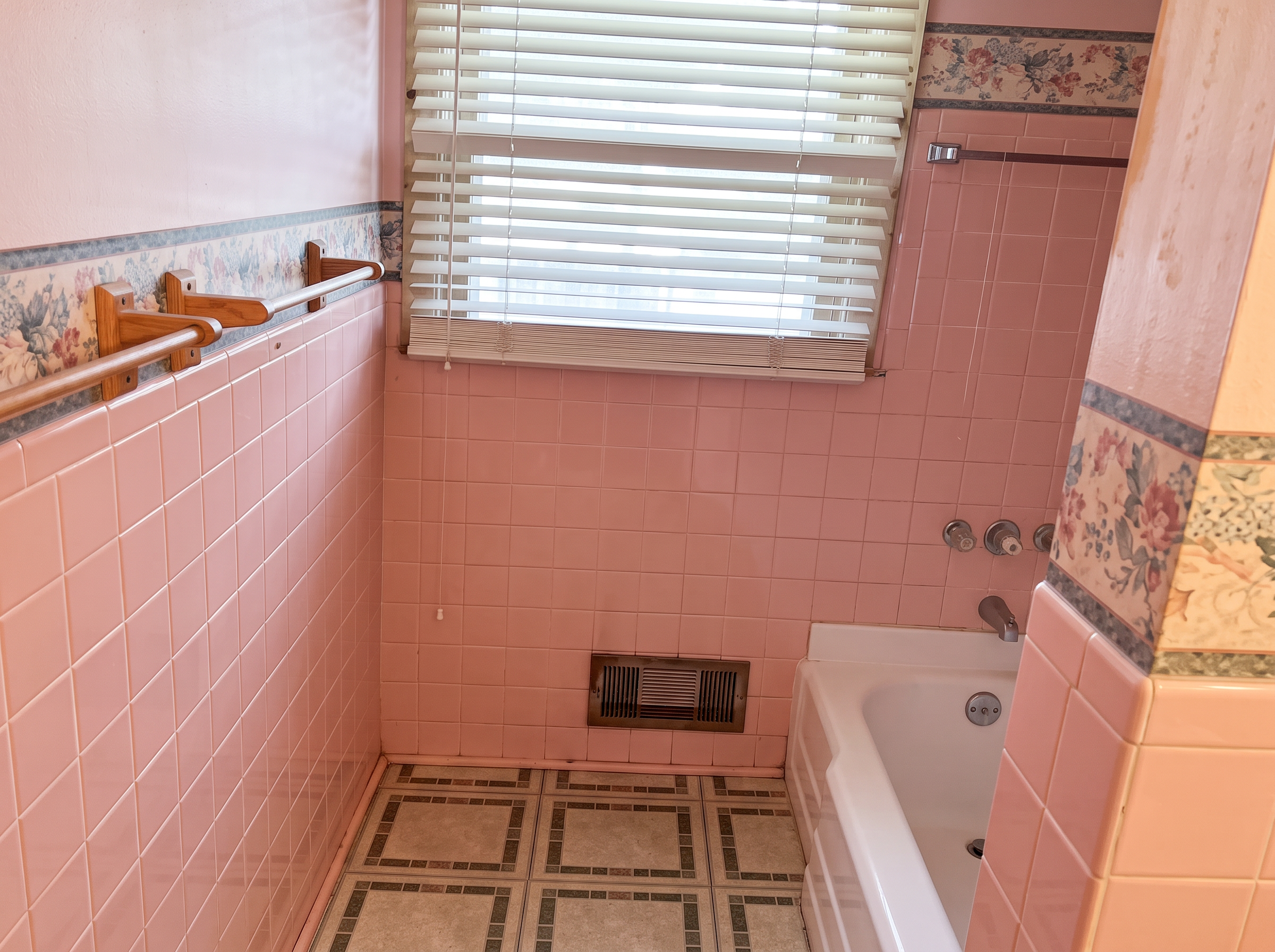 Full Bath — 3909 E 72nd St