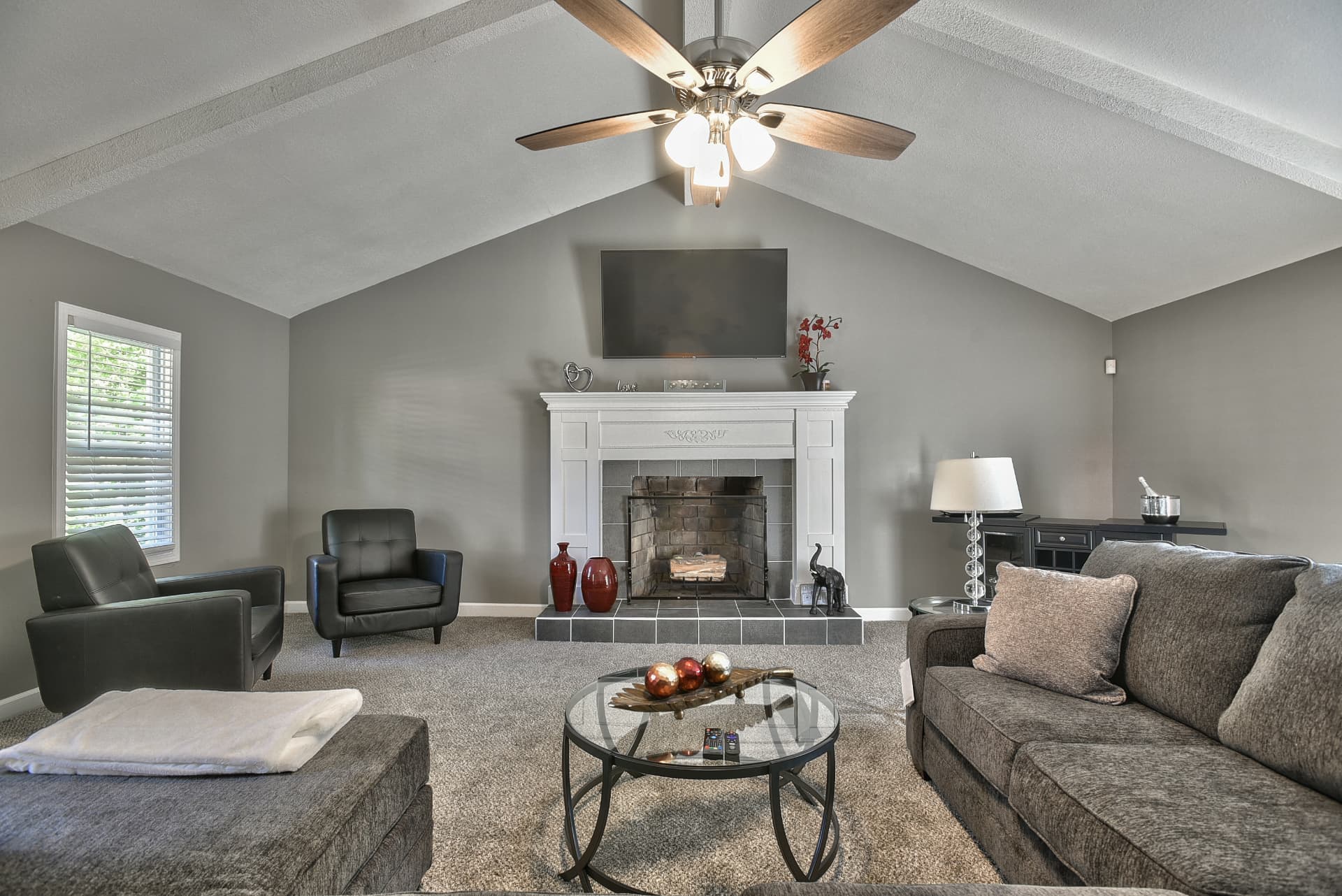 Vaulted Family Room — 9503 Fremont Ave